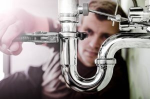 plumber-using-wrench-to-fix-plumbing